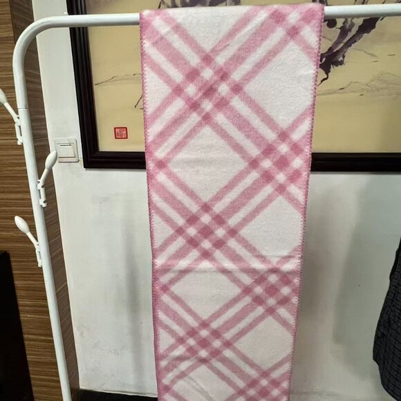 Burberry pink gradient scarf with knight's coat of arms - classic and elegant. - Picture 11 of 11